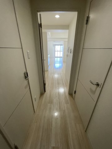 玄関　※写真は同じマンションの違う部屋のものになります。