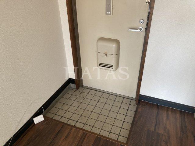 玄関　同物件別部屋です。（間取り反転）