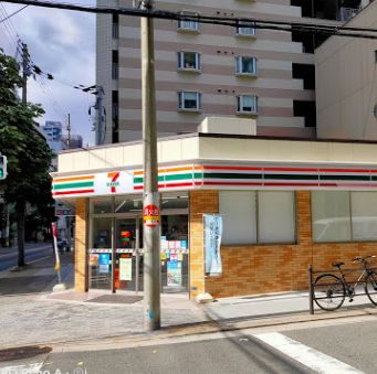 コンビニ　セブンイレブン 大手通1丁目店（コンビニ）まで142m