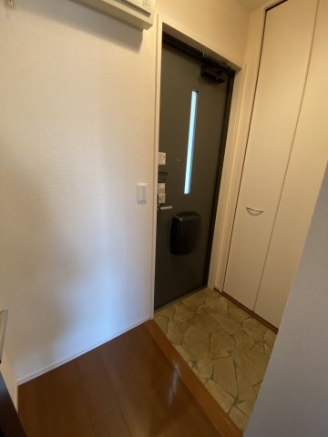 玄関　別部屋同間取りのお写真となります。参考にご覧くださいませ。