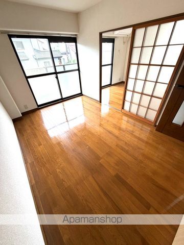 ファンタジーハウス2号館の居間写真