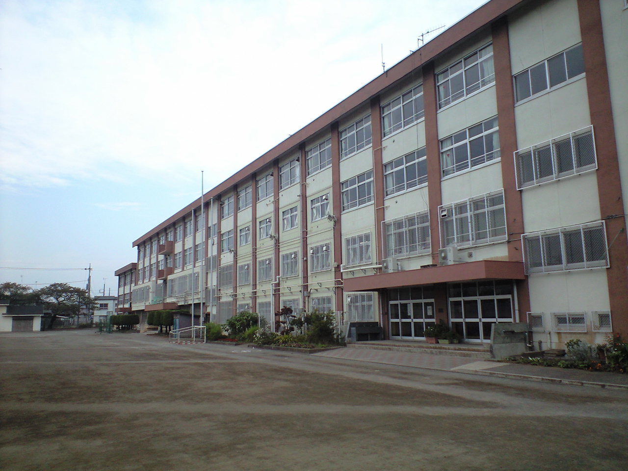 中学校　八王子市立元八王子中学校（中学校）まで886m