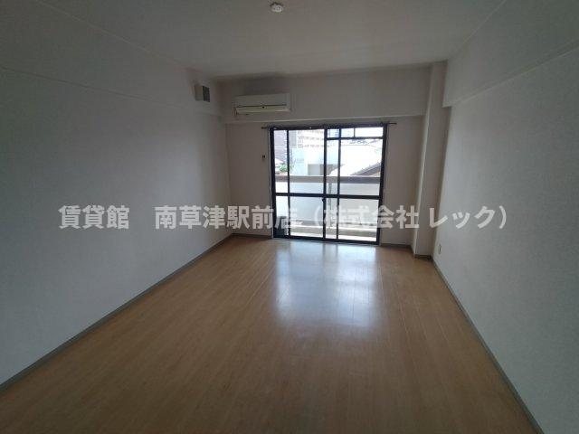 居室・リビング　同建物内の別室写真となります。