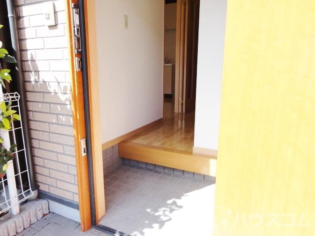 玄関　戸建のような雰囲気ですね♪