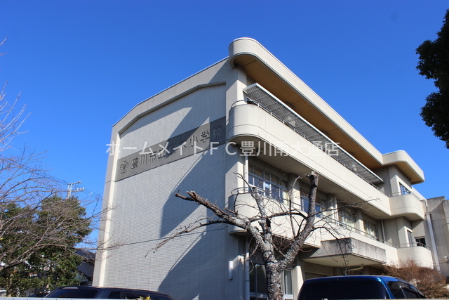 小学校　豊川市立桜木小学校（小学校）まで587m