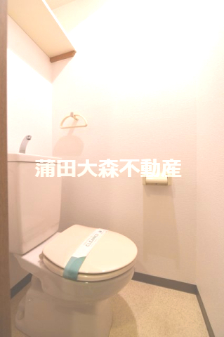 トイレ　棚付きのトイレ