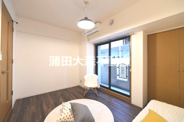居室・リビング　西向きの洋室6帖　モデルルームの写真の為ご入居時家具等はござ