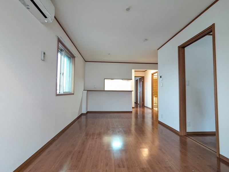 居室・リビング　※同タイプ別号室写真（角部屋ではないので壁際の窓ありません）