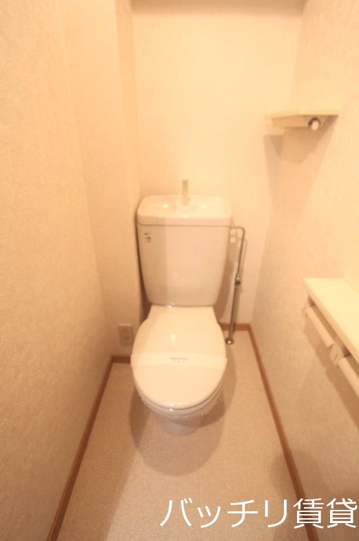 トイレ　画像は別号室タイプの為、現状を優先致します。