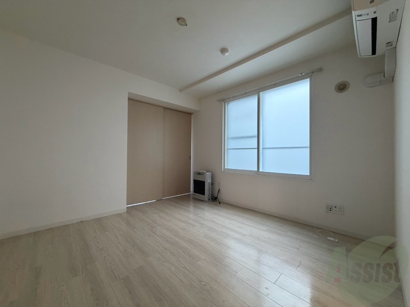 居室・リビング　木目のフローリングは落ち着きのある印象のお部屋になりますね。