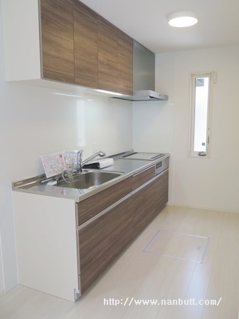 キッチン　独立タイプのシステムキッチン／窓付き