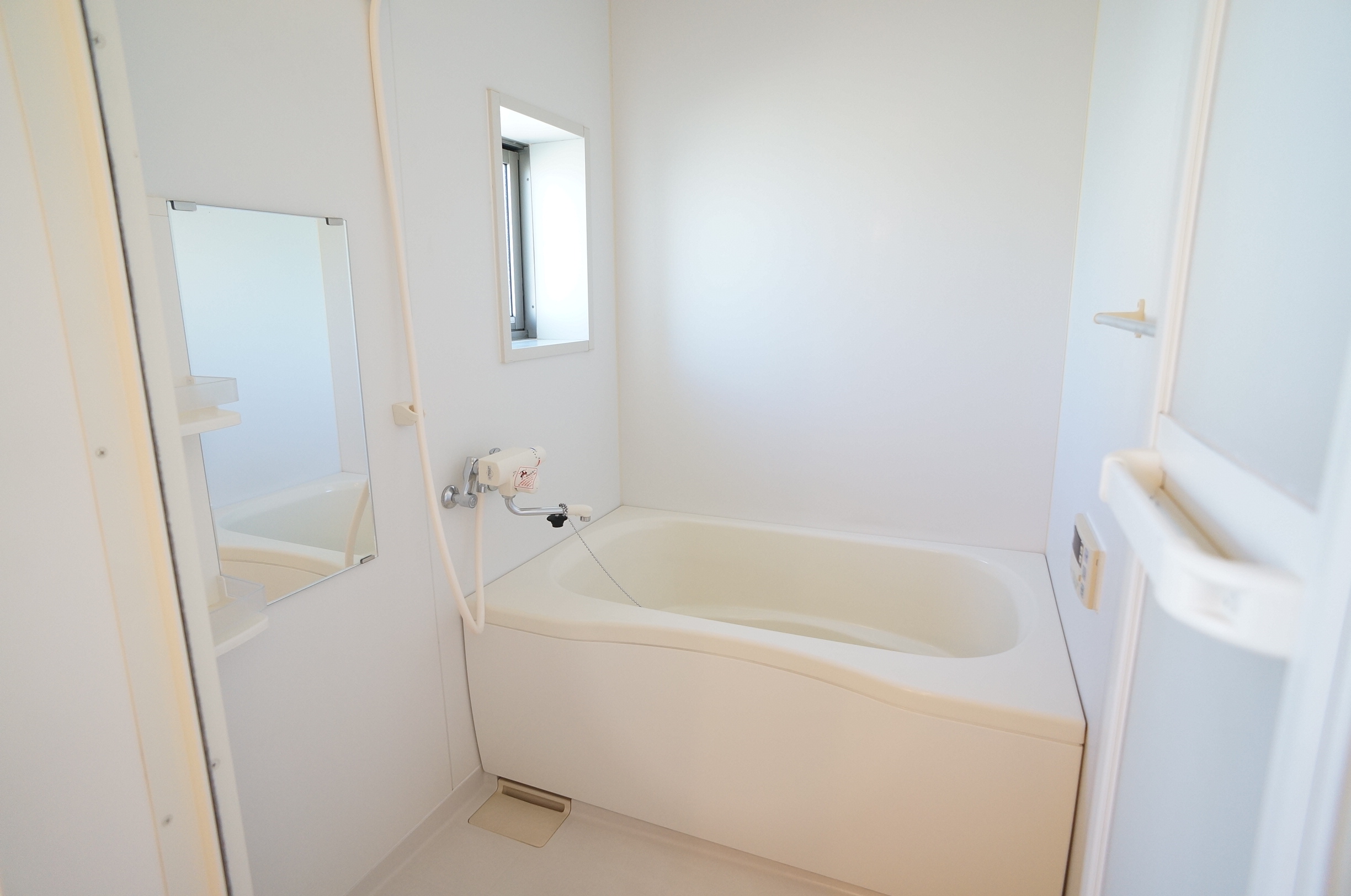 バス・シャワールーム　浴室に窓があります。追い焚き機能がつていて便利です。