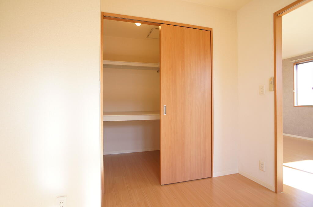 収納　リビング脇の洋室のウォークインクローゼットです。
