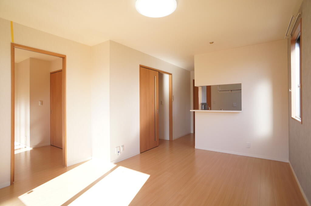 居室・リビング　掃き出し窓のある、明るいリビングです。