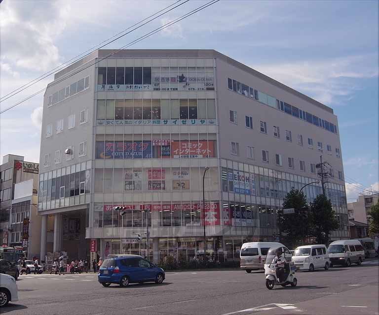 【京都市右京区西院下花田町のマンションのドラックストア】