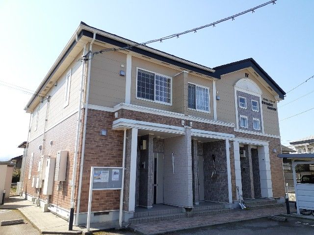 富山市八尾町杉田のアパートの建物外観