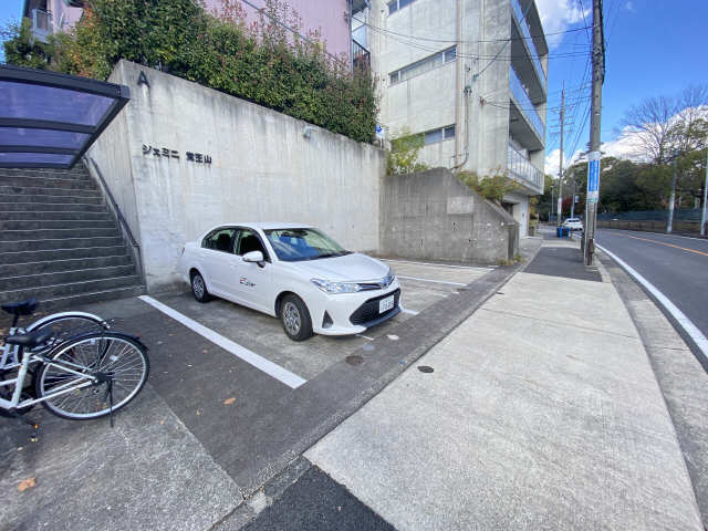 【ジェミニ覚王山　Ａ棟の駐車場】