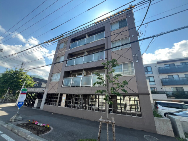 札幌市中央区南十一条西のマンションの建物外観