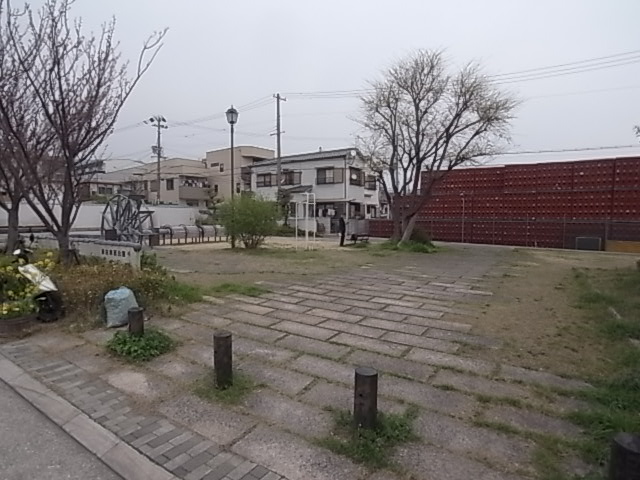 【神戸市灘区新在家南町のアパートの公園】