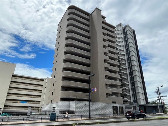 広島市中区西白島町のマンションの建物外観