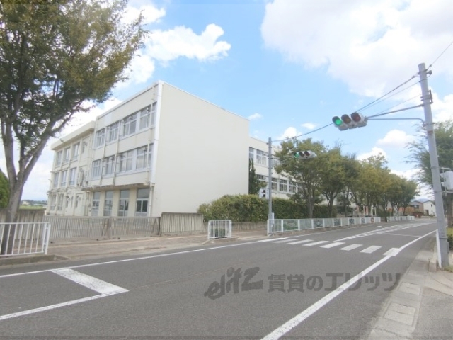 【東近江市八日市緑町のマンションの小学校】