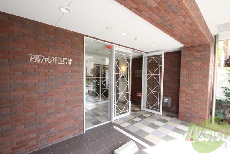 【神戸市兵庫区三川口町のマンションのエントランス】