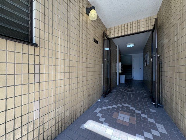 【名古屋市中村区大日町のマンションのエントランス】