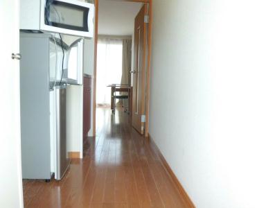 玄関　手前がキッチン、奥が居室。