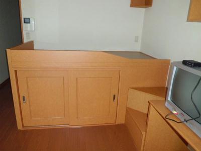 その他　ベッドの高さはほぼ腰高。下部が収納になっています。