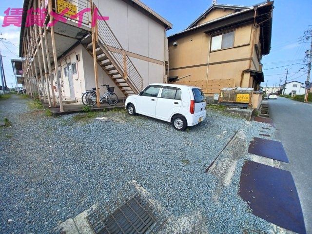 【伊勢市小俣町宮前のアパートの駐車場】