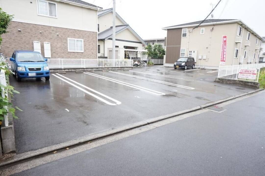 【松山市北久米町のアパートの駐車場】