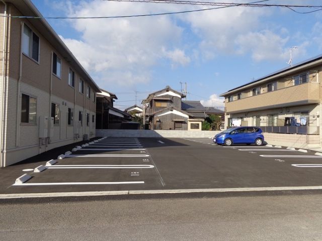 【松山市北条辻のアパートの駐車場】