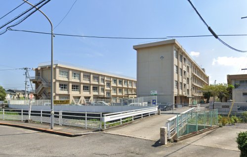 【高松市勅使町のアパートの小学校】