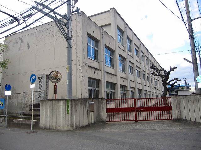 【広島市安佐南区川内のマンションの小学校】