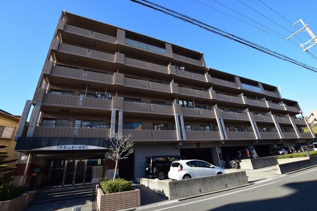 【千里山東一番館の建物外観】