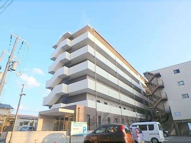 【京都市伏見区深草綿森町のマンションの建物外観】