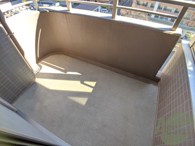 バルコニー　バルコニーは広めで、洗濯物が捗りそうですね。