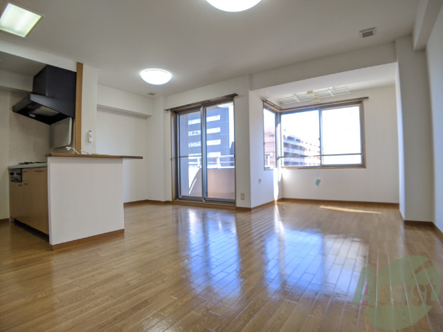 居室・リビング　リビングは採光性も良く、広い印象を受けました。