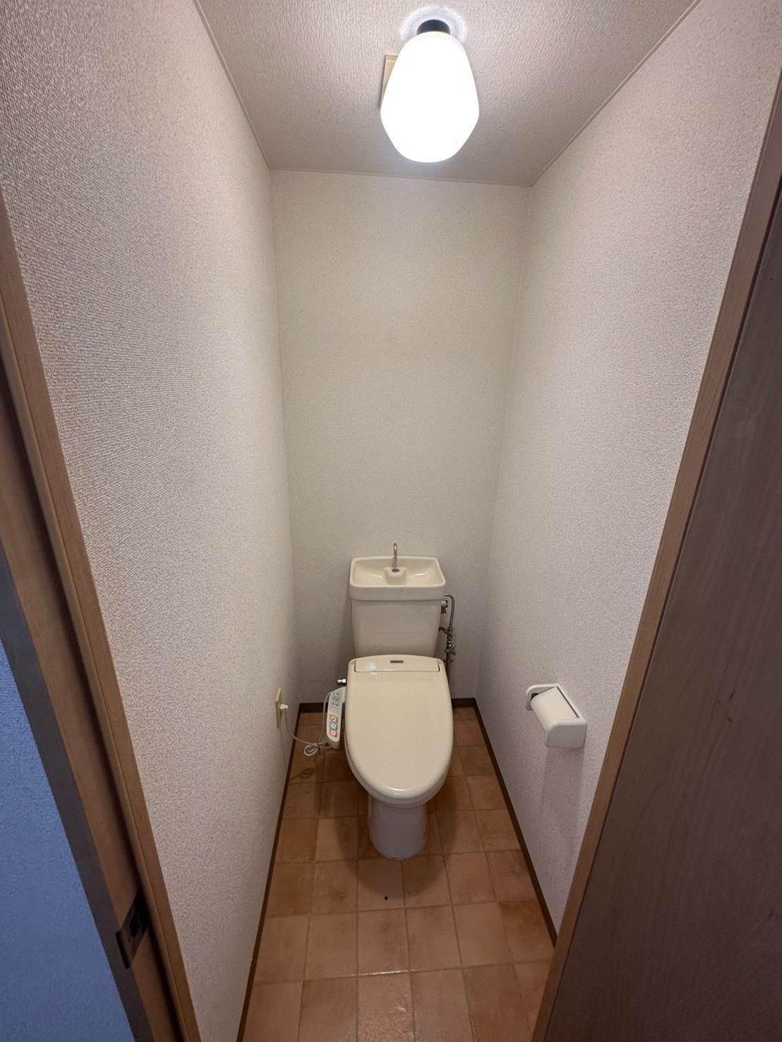 山陽電鉄網干線 西飾磨駅 徒歩8分 4階建 築41年のトイレ写真