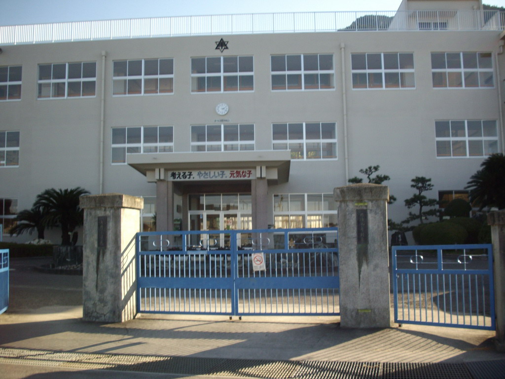 小学校　新居浜市立角野小学校（小学校）まで1541m