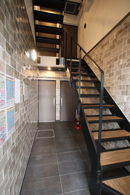 エントランス　インダストリーな内装