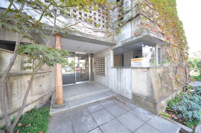 エントランス　★共用部分もしっかりお手入れされています★