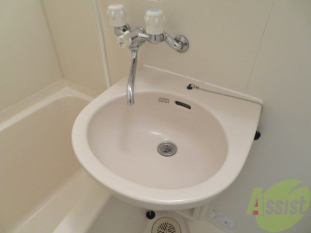 洗面設備　お風呂に入りながらここも掃除できちゃいますね。