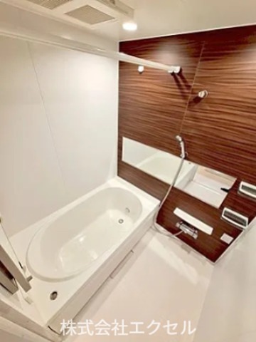 バス・シャワールーム　浴室乾燥、追い焚き機能付きです。