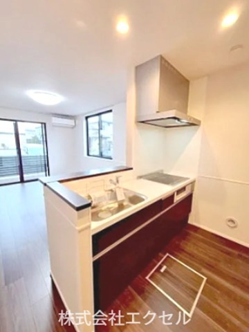 キッチン　IHクッキング、グリル付きのシステムキッチンです。