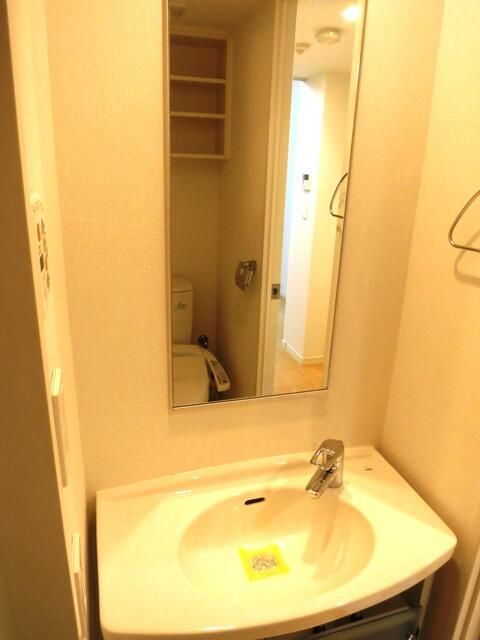 洗面設備　明るい洗面所です