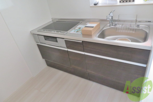 キッチン　キッチンは３口ＩＨのシステムキッチン。お掃除しやすそう。