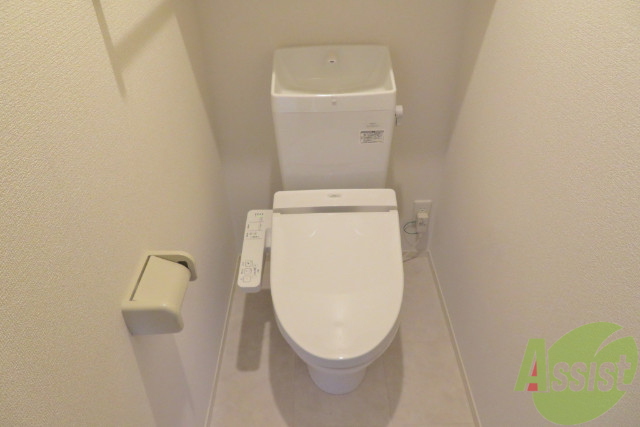 トイレ　シャワータイプのトイレ。棚もあって収納面でもいいですね。