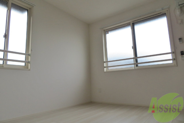 その他部屋・スペース　寝室には窓が２つ。太陽光で毎朝起きれそうですね。