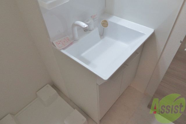 洗面設備　シャンプードレッサータイプの洗面台。毎朝の準備が快適ですね。